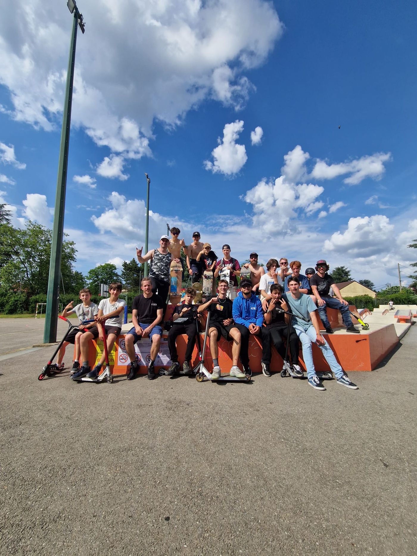 Photo de groupe des adhérents de RIDEART au skatepark