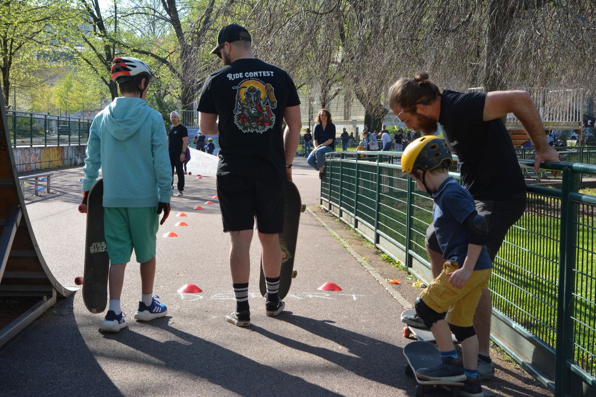 Séance encadrée au skatepark avec les bénévoles de RIDEART