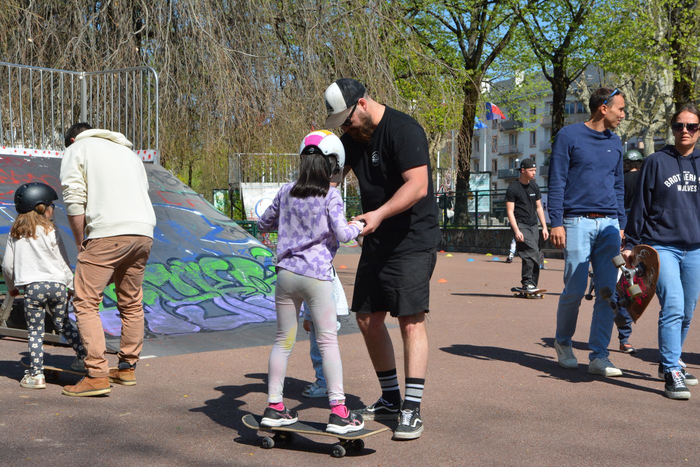Un bénévole accompagne un enfant sur ses premiers appuis