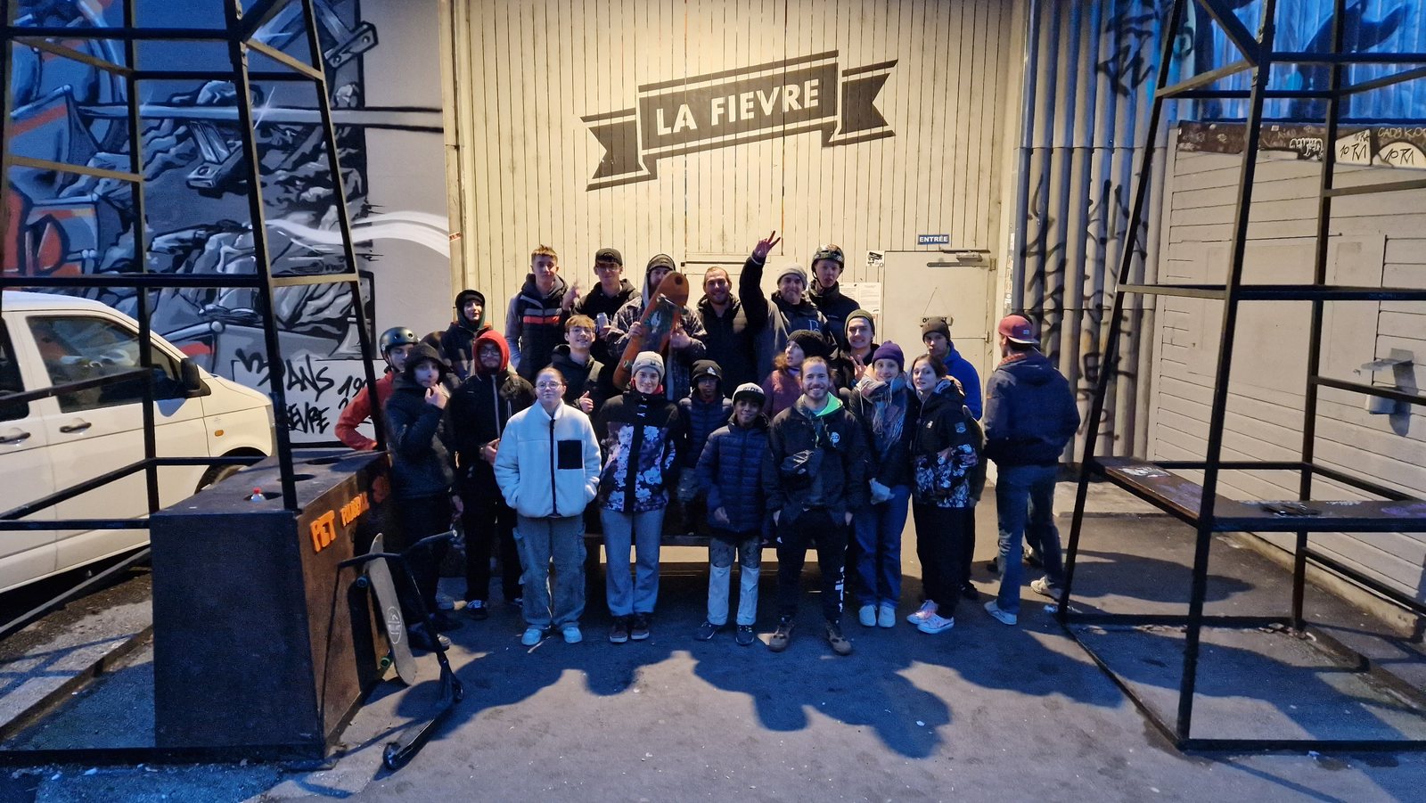 Le groupe RIDEART réuni devant l'entrée du skatepark couvert La Fièvre, lors d'une sortie hivernale