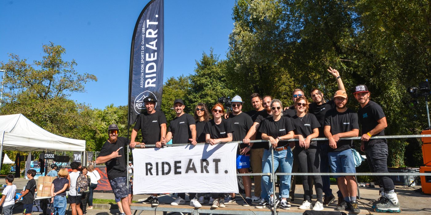 L'équipe de bénévoles RIDEART sur la scène du Ride Contest, banderole à la main