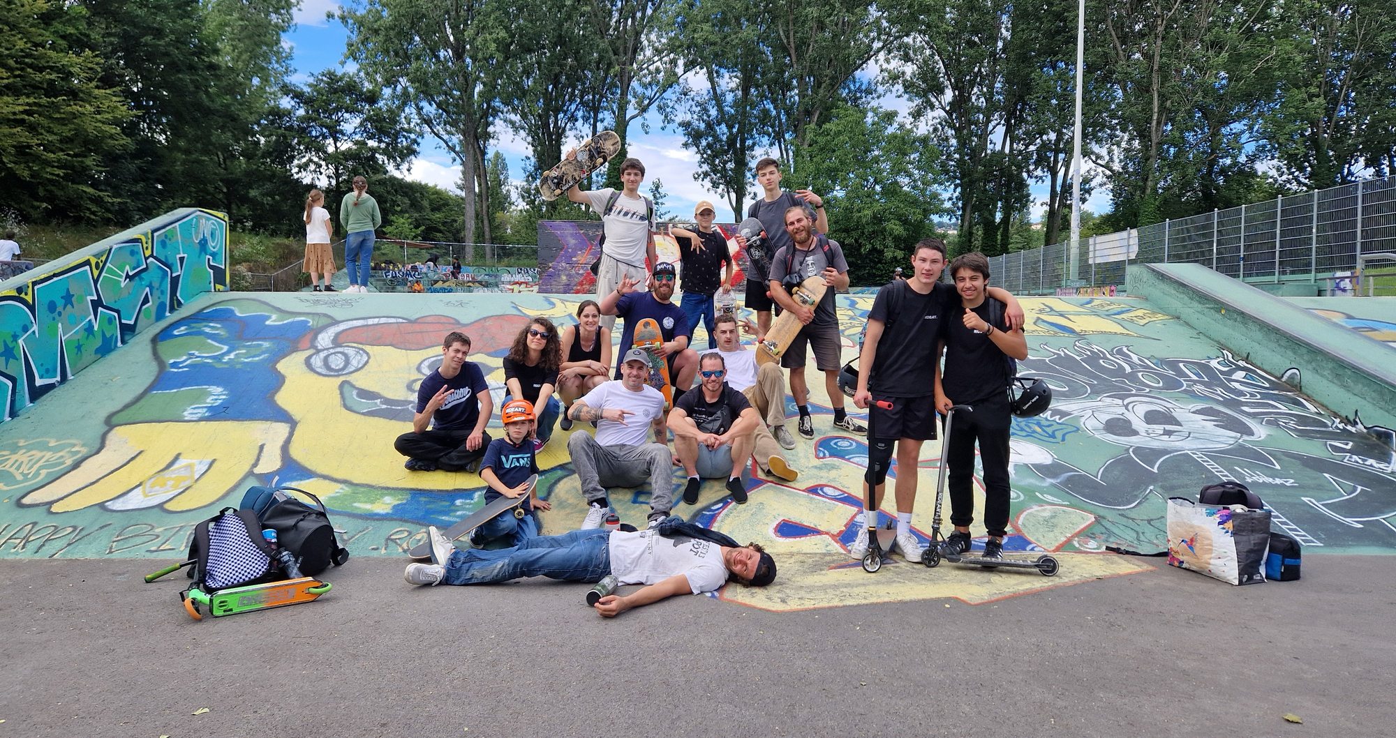Les adhérents de RIDEART réunis sur le skatepark, planches et trottinettes à la main