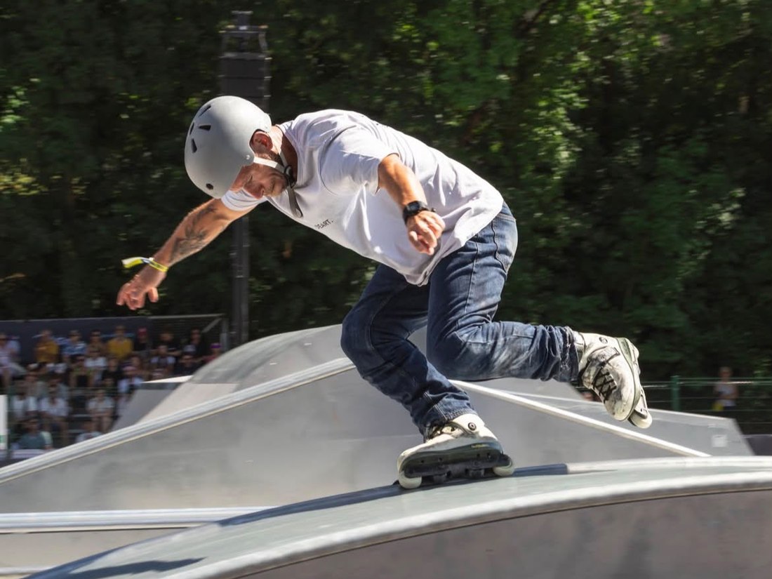 Nico en roller freestyle sur un module de skatepark, en contest