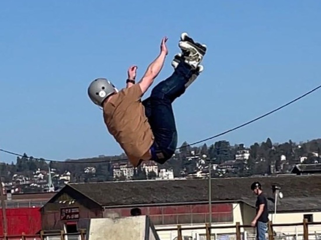 Nico en roller freestyle, figure inversée au-dessus du bowl
