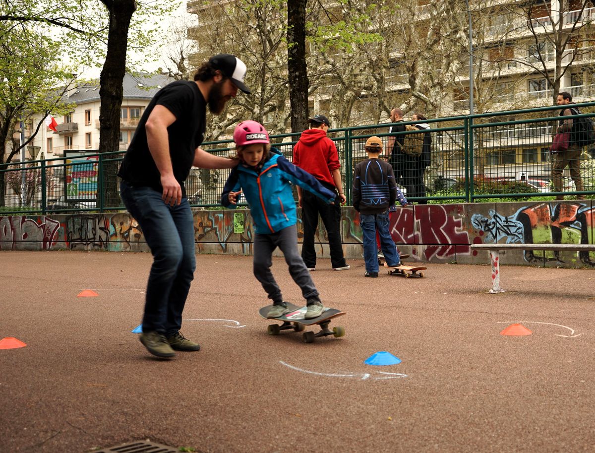 Initiation gratuite au skateboard encadrée par un bénévole
