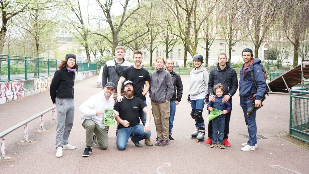 Photo de groupe des adhérents au skatepark
