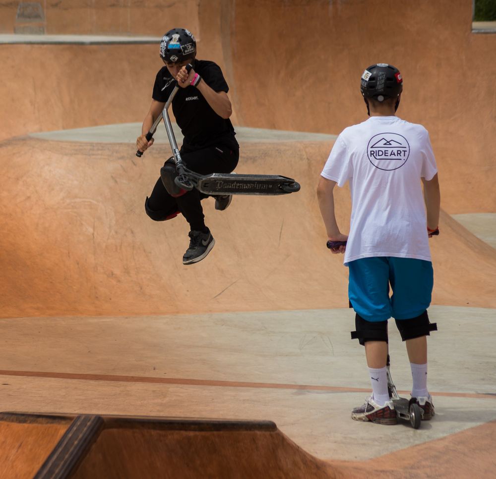 Deux riders en session dans le bowl