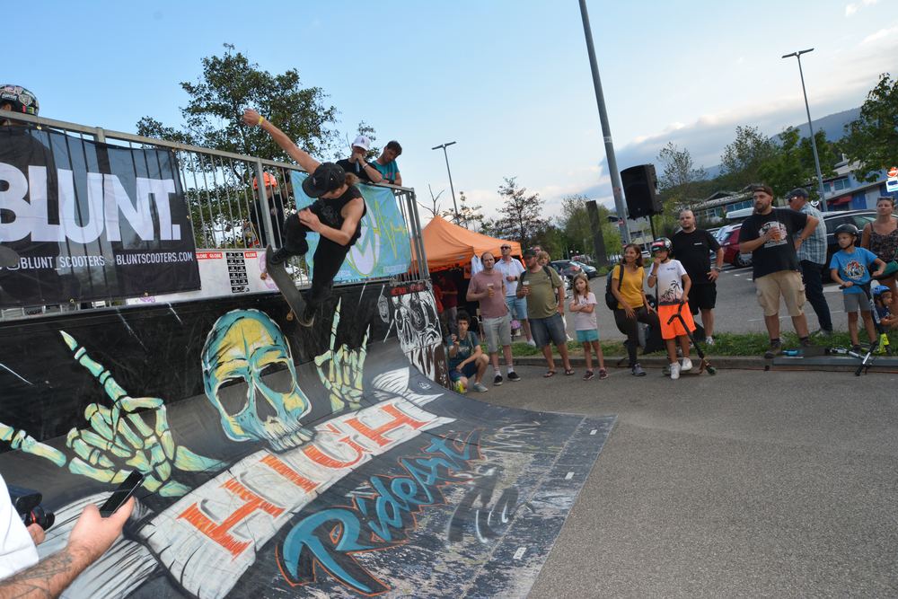 Rider en action devant le public du contest
