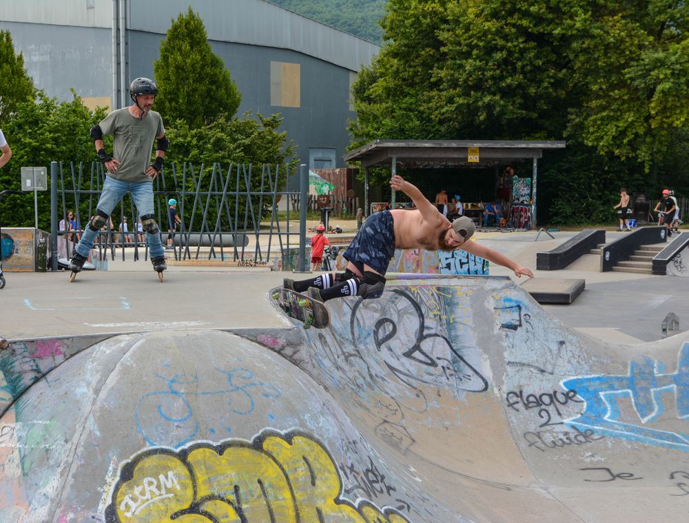 Skateur dans un bowl décoré de graffitis