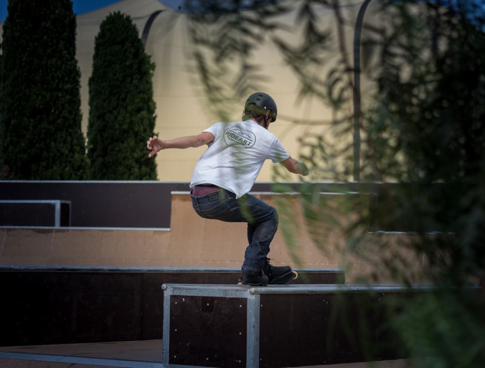 Skateur en street sur un module urbain