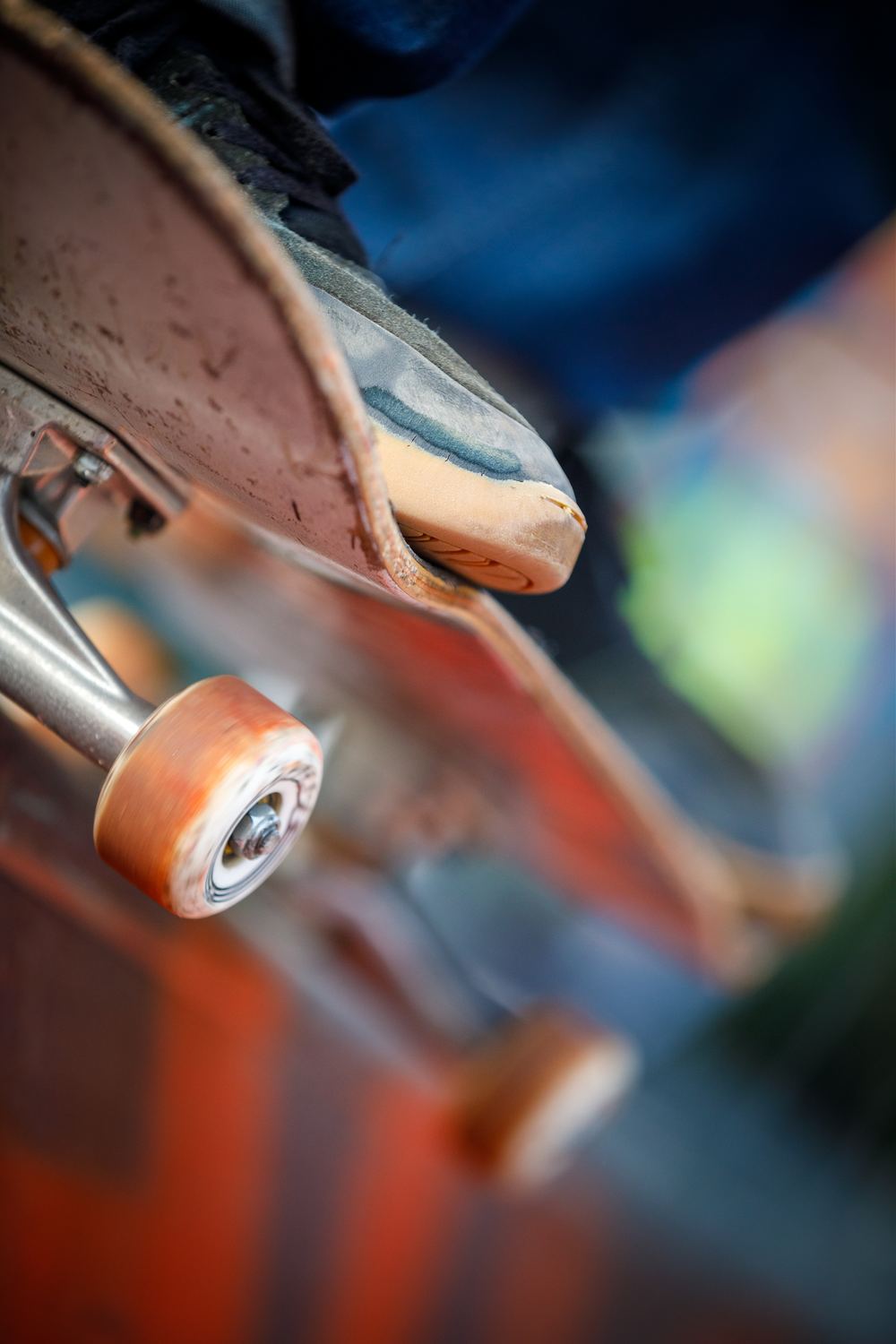 Détail d'une planche de skate en mouvement