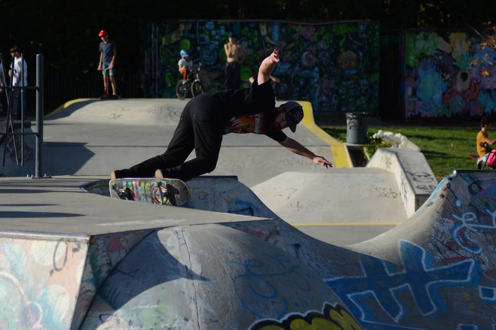 Rider en skate dans un bowl coloré