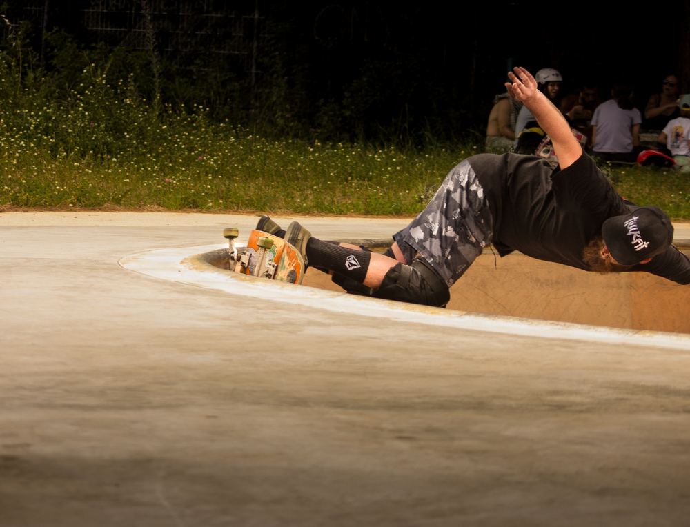 Session de skate en soirée sur un rail