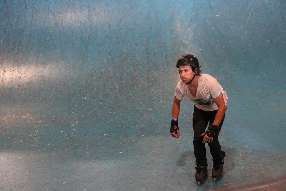 Roller en descente dans le bowl bleu