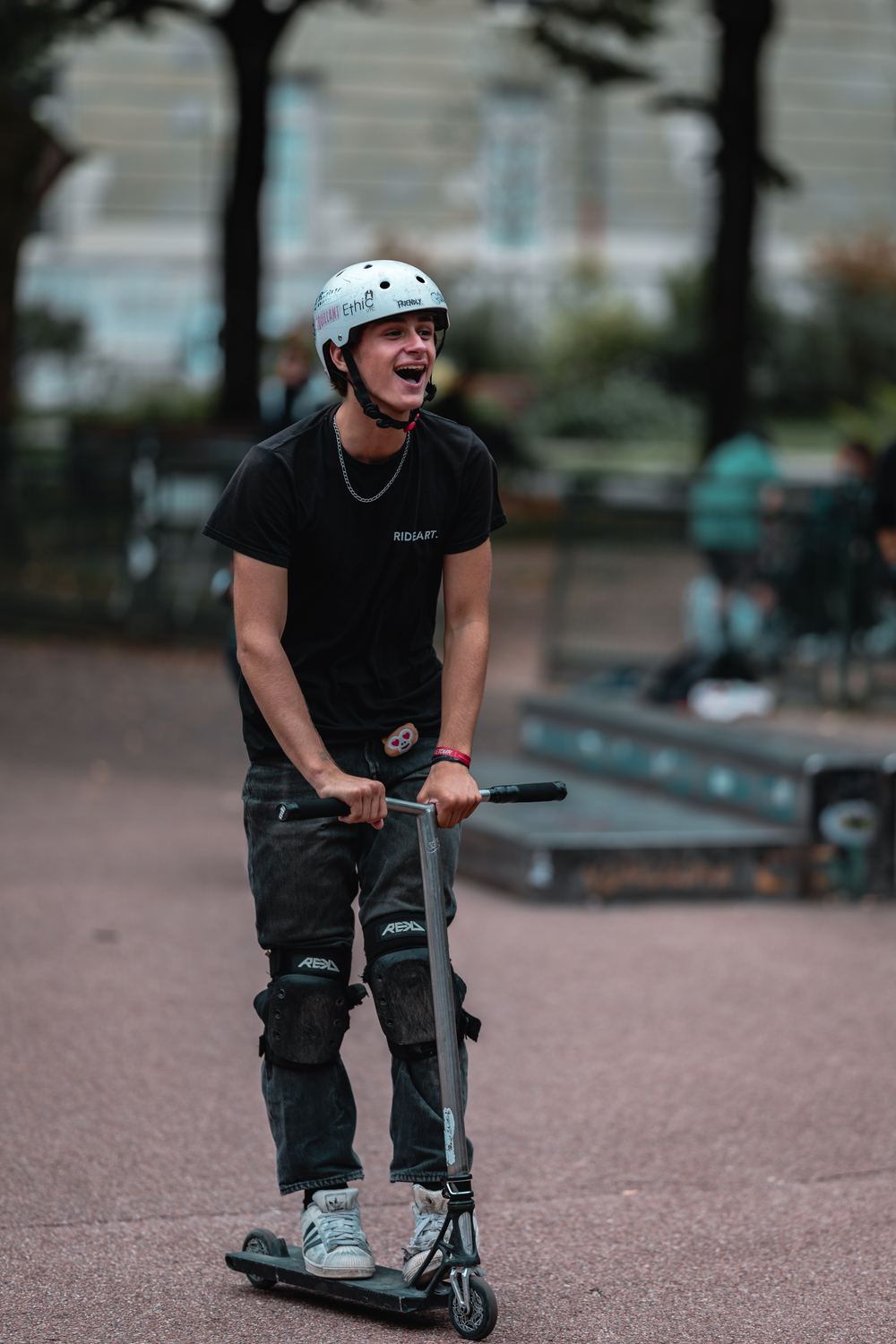 Rider en trottinette sur le bitume du skatepark