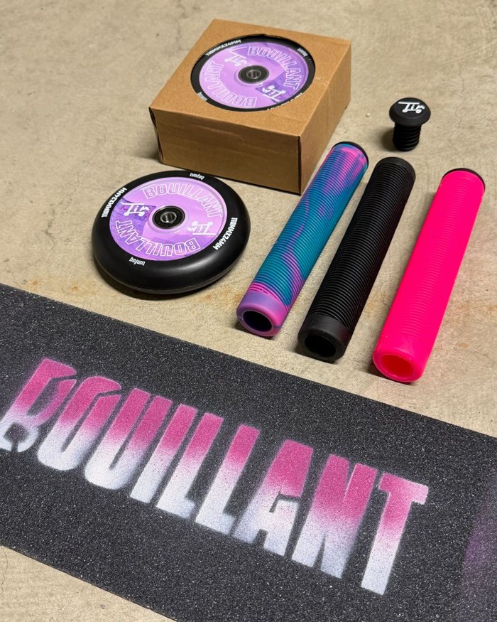 Produits BOUILLANT : roues violettes, poignées roses, noires et bleu-violet, grip tape au logo BOUILLANT