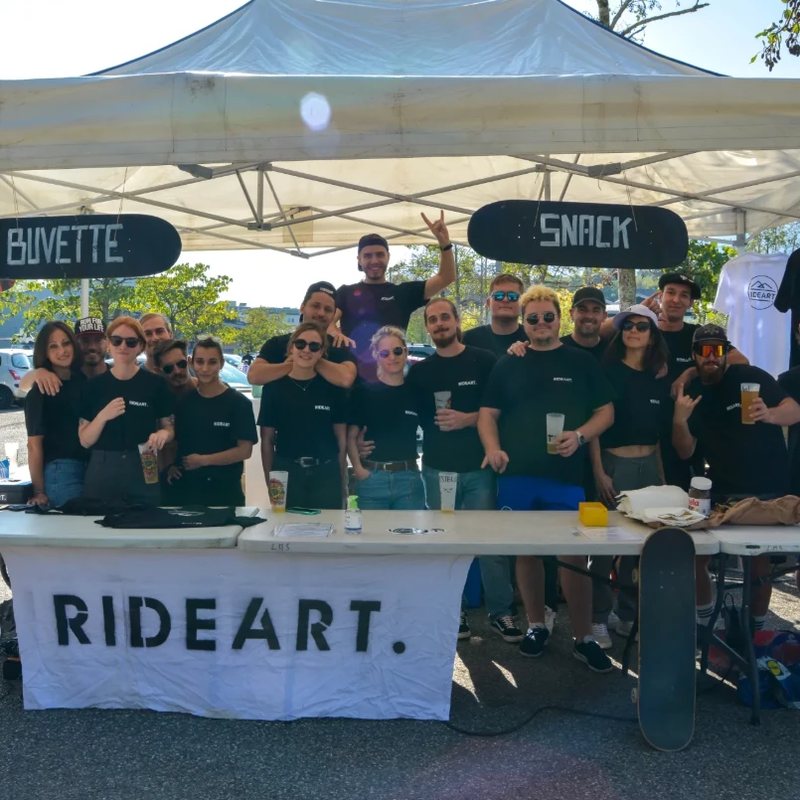 Les bénévoles de RIDEART derrière le stand buvette et snack de l'association