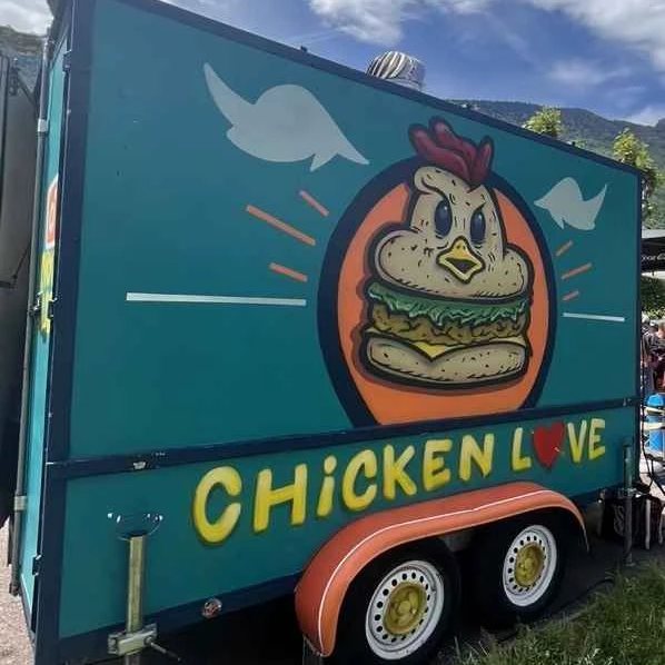 Le camion Chicken Love, peint en bleu-vert avec un poulet-burger