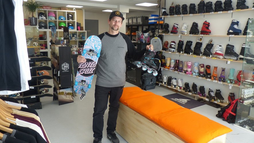 La boutique Clic-n-Roll : un skateboard et un roller présentés devant un mur de rollers et de patins