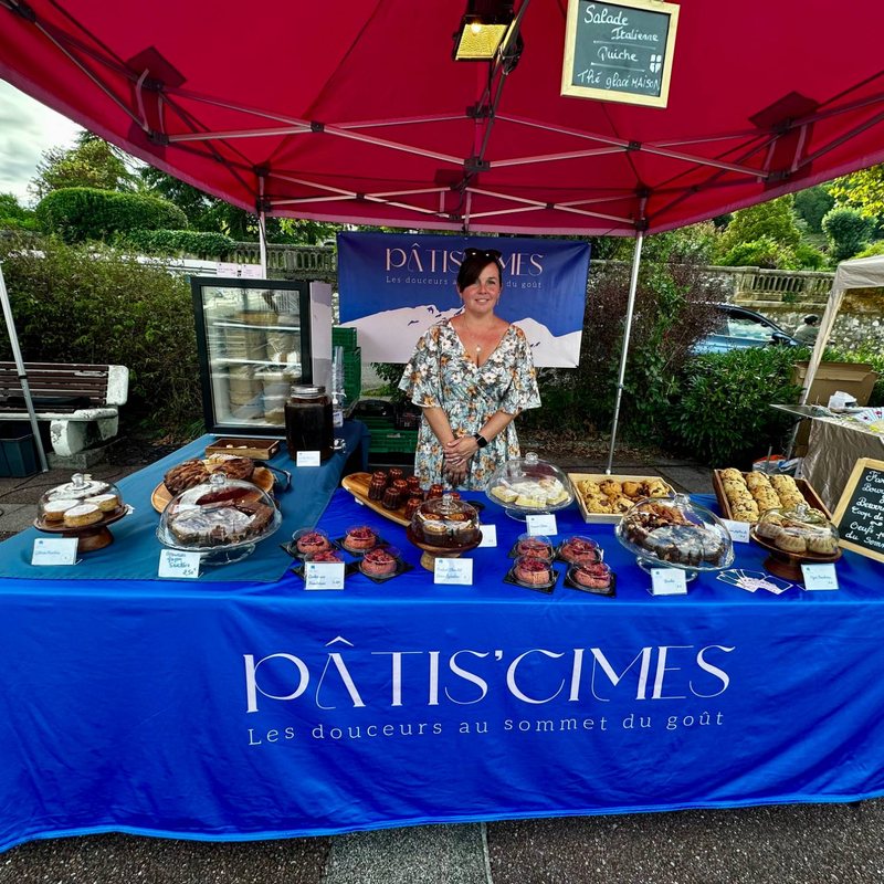 Le stand Pâtis'Cimes garni de gâteaux, cannelés et cookies