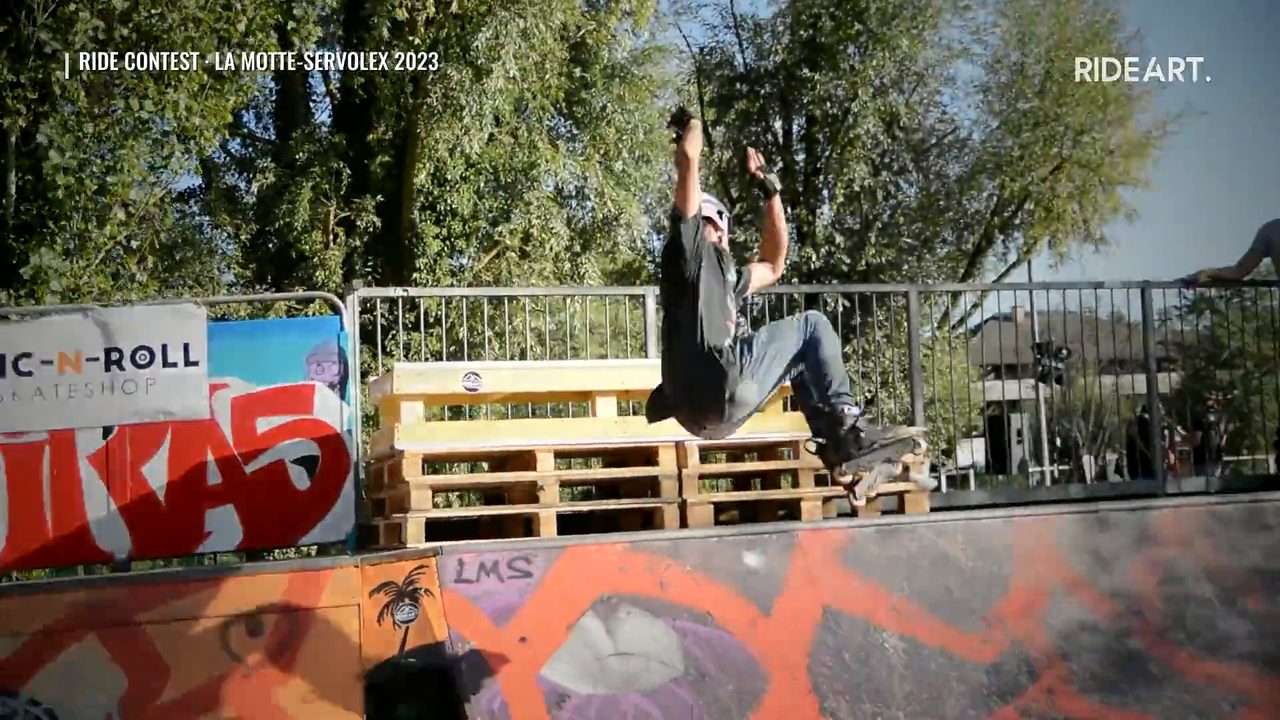 Un rider en roller décolle au-dessus d'un module pendant le Ride Contest de La Motte-Servolex